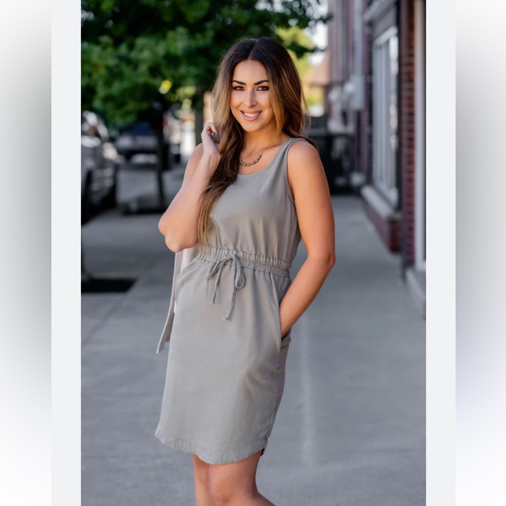 Betsy’s Boutique Shop TIE WAIST V BACK TANK DRESS Sage Women’s Small EUC